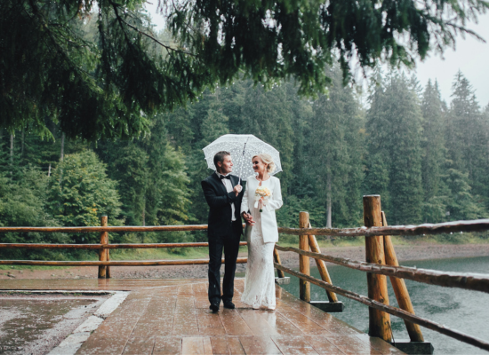 Hochzeit im Regen, Regenschirm Trauung, schlechtes Wetter freie Trauung